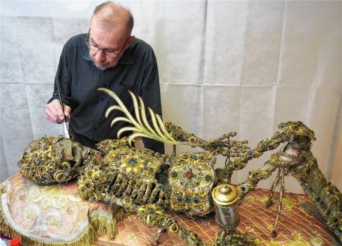Der heilige Deodatus in fachkundigen Händen: Reliquienfasser und Restaurator Reinhard Zehentner reinigt das kunstvoll verzierte Skelett, das 1745 nach Mühldorf kam. Fotos Geschichtszentrum und Museum Mühldorf am Inn