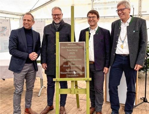 In Trostberg wurde der Hochwasserschutz in den Ortsteilen Pechlerau und Sichlerau eingeweiht. Umweltminister Thorsten Glauber (v.l.n.r.), Traunsteins Landrat Andreas Danzer, Bernhard Lederer (WWA-TS) und Trostbergs Bürgermeister Karl Schleid enthüllten eine Gedenktafel. Foto hin