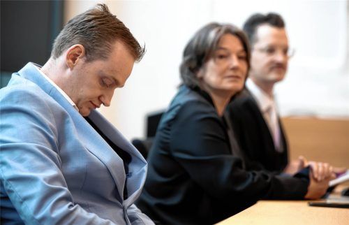 Der inzwischen freigesprochene Angeklagte (links) sitzt mit seinen Anwälten Regina Rick und Yves Georg im Amtsgericht im Sitzungssaal. Foto dpa