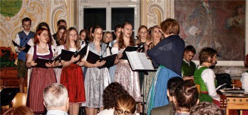 Der Jugendchor Dorfen bot ein besonderes Hörerlebnis. Fotos  re