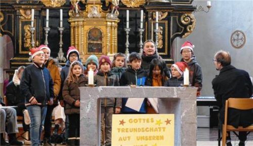 Der Kinderchor des Pfarrverbandes begeisterte bei der besinnlichen Adventsstunde in der Pfarrkirche Pürten. Foto Bachmaier