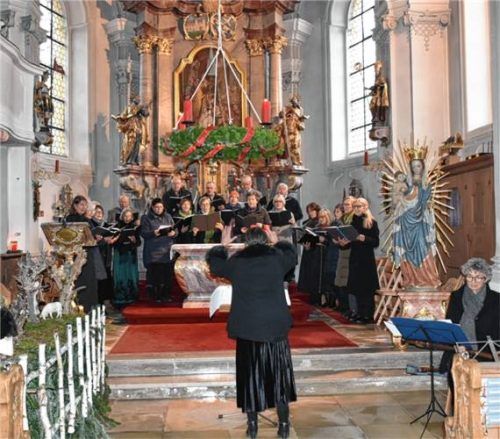 Der Kirchenchor Schleching mit Chorleiterin Maria Blank in der Pfarrkirche St. Remigius.Foto wunderlich