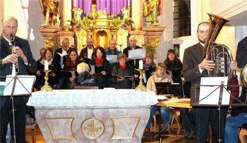 Der Kirchenchor unter der Leitung von Otto Masszi erfreute die Zuhörer in der Pfarrkirche mit adventlichen Melodien. Foto  Maier
