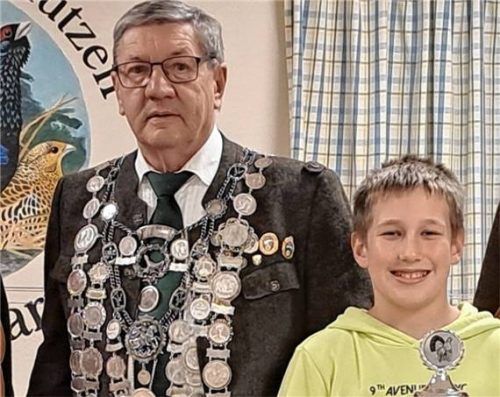 Der neue Schützenkönig Hans Spiel und sein jugendliches Pendant Lukas Kirchberger. Foto Künzner-Hingerl