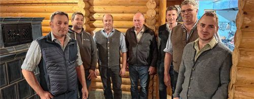 Der neue Vorstand mit (von links) dem neuen Vorsitzenden Anton Scheidl junior, Andreas Schlemer, Christian Schlemer, Anton Scheidl senior, Peter Menhofer junior, Martin Rauscher und Maximilian Zehetmair. Foto RE