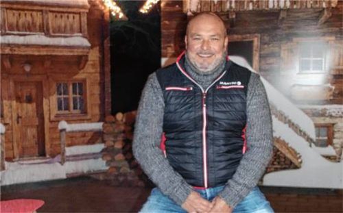 Der neue Wirt Harry Schmidt auf der Terrasse des Seehäusls. Er freut sich auf Gäste von nah und fern. Foto Zandl