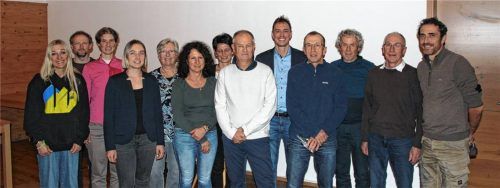 Der neugewählte Vorstand um Vorsitzenden Karl Köstler (Sechster von rechts) mit Zweitem Bürgermeister Stefan Högenauer (Fünfter von rechts).Foto RE