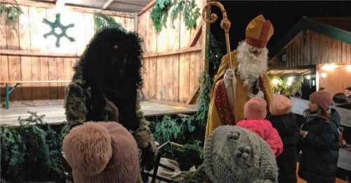 Der Nikolaus lobte die Kinder, dass sehr viele brav waren, doch noch ein bisserl besser den Eltern folgen sollten, und freute sich darüber, dass so viele in den Rimstinger Vereinen aktiv seien. Foto Dachs