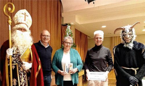 Der Nikolaus (Stefan Randlinger, von links) hatte Lob für die Gemeinde Schnaitsee mit Christian Sewald, Anita Meisl und Thomas Schmidinger dabei. Da brauchte sein Geselle (Korbinian Randlinger) nicht einzugreifen. Foto Unterforsthuber