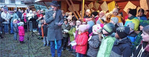 Der Obertaufkirchener Adventsmarkt lockte wieder viele Besucher an. Bürgermeister Franz Ehgartner eröffnete den beliebten Treffpunkt für Jung und Alt. Foto  Sutherland