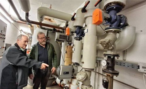 Der Pioniergeist ist geweckt: Schönbergs Bürgermeister Alfred Lantenhammer (links) erklärt Erfinder Georg Tränkl, wie die Wärmeversorgung aktuell in Schönberg gewährleistet ist. Er will jetzt ein Pilotprojekt nach Schönberg holen. Foto  Enzinger