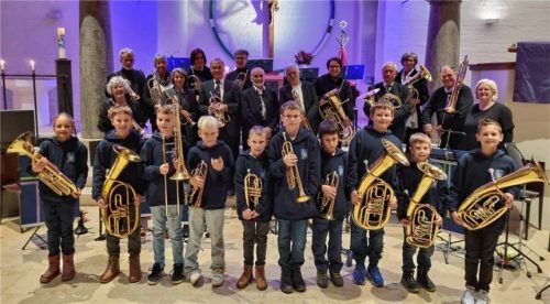 Der Posaunenchor (im Hintergrund) und die Jungbläser boten in der Erlöserkirche ein mitreißendes Konzert. Foto Verlaan