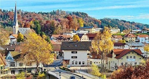 Der Rechnungsprüfungsausschuss des Siegsdorfer Gemeinderats hat die Jahresrechnung 2024 geprüft und das von Kämmerer Sepp Bauer im August bekannt gegebene Ergebnis bestätigt. Foto Krammer