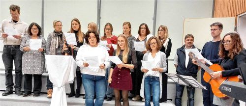 Der Schnaitseer Lehrerchor mit Musiklehrerin Daniela Göbl, die nicht nur die Lieder einstudiert hatte, sondern auch mit der Gitarre begleitete (rechts). Foto Josef Unterforsthuber
