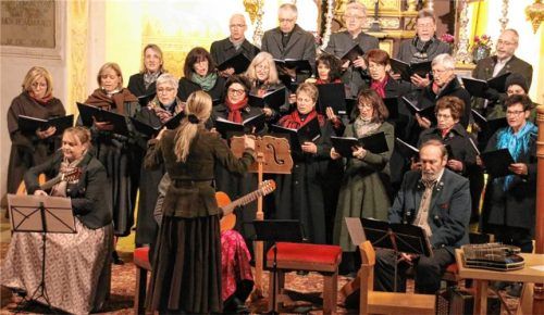 Der Singkreis Seeon und einheimische Musiker erfreuten in der Seeoner Klosterkirche St. Lambert mit einer stimmungsvollen Adventsstunde. Foto Benekam