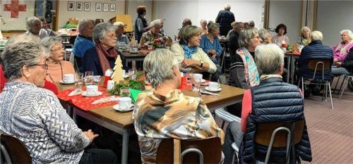 Der soziale Arbeitskreis des BRK organisiert einmal monatlich ein Treffen für Senioren – mit Musik, Kaffee und Kuchen. Fotos brk