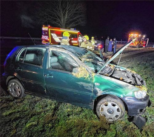 Der stark beschädigte VW an der Unfallstelle. Foto Ammelburger