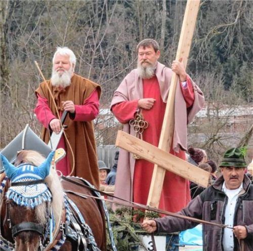 Der Stephani-Umritt in Erharting lockt immer Hunderte Besucher nach Erharting. Unser Archivbild zeigt die beiden Heiligen Petrus und Paulus (dargestellt von Christian Hans, links, und Thomas Mück, rechts), die zugleich Patrone der Erhartinger Kirche sind. Heuer sind die Heiligen Motiv des Erinnerungsgeschenkes. Foto  Enzinger