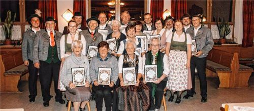 Der Trachtenverein Hochstätt ehrte langjährige Mitglieder für ihre Treue. Foto Veronika Altendorfer, Trachtenverein Hochstätt
