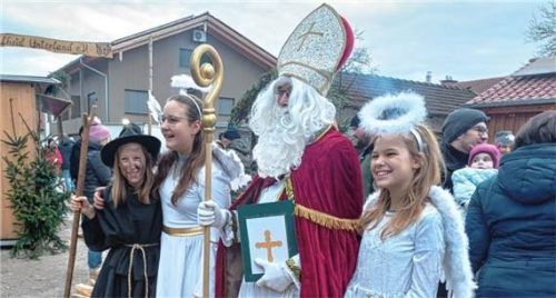 Der Unterlandler Christkindlmarkt war sehr gut besucht. Besondere Attraktion war der Besuch des Nikolaus mit freundlichem Krampus und Englein.Foto Giesen