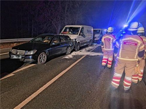 Der Verkehr wurde von den Feuerwehren aus Mietraching und Heufeld umgeleitet. Drei der vier beteiligten Fahrzeuge mussten abgeschleppt werden. Foto Hadersbeck