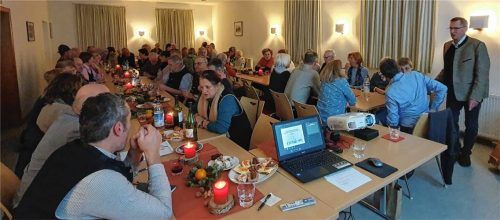 Der voll gefüllte Frasdorfer Pfarrsaal, rechts stehend Vorsitzender Rupert Wörndl. Foto re