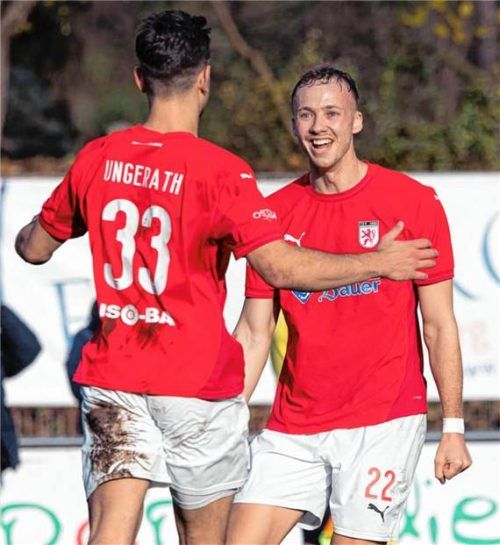 Der Vorlagengeber jubelt mit dem Doppel-Torschützen: Freude bei Wasserburgs Angreifern Robin Ungerath und Janik Vieregg.Foto Christian Mühlhofer