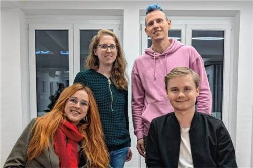 Der Vorstand: Vorsitzende Anna Gmeiner mit Schatzmeister Jonas Turber (vorne von links) sowie (hinten von links) Schriftführerin Sarah Broßart und Beisitzer Alex Saalfeld. Nicht auf dem Bild ist Beisitzerin Jenny Geyer. Foto re