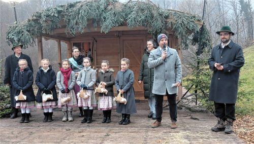 Der Waldadvent ist Zugpferd für Bad Feilnbach und die Region, wie Bürgermeister Max Singer (Zweiter von rechts), im Beisein von Sebastian Gasteiger, Vorsitzender der „D’Jenbachtaler“ (rechts), Jasmin Harre-Göhsl, (Dritte von rechts), Vitus Reger (links) sowie Bad Feilnbachs Apfelkönigin Maria II. (Mitte) betonte. Fotos Strim