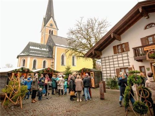 Der Weihnachtsmarkt auf dem Platz zwischen Gemeindehaus und Pfarrkirche in Greimharting ist eine Aktion der örtlichen Frauengemeinschaft. Foto Hötzelsperger