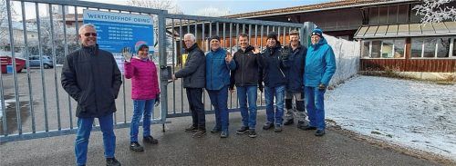 Der Wertstoffhof schließt zum Jahresende endgültig seine Pforten. Servus sagt das Team mit (von links) Hans Wimmer, Fanni Bauer, Sepp Winkler, Hans Thurner, Bürgermeister Josef Huber, Alois Stöllner, Stefan Winkler und Mathias Winkler. Foto Künzner-Hingerl