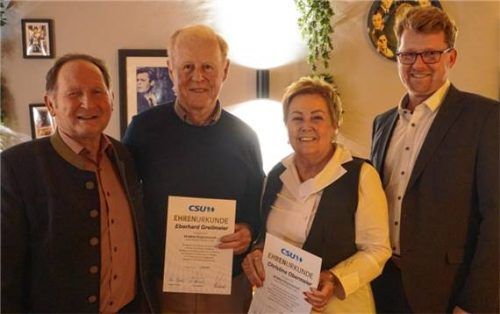 Der Zweite Bürgermeister Martin Thalmeier (links) und Bürgermeister Roland Kamhuber (rechts) ehrten die verdienten Mitglieder Eberhard Greilmeier und Christina Obermeier. Foto  Sutherland
