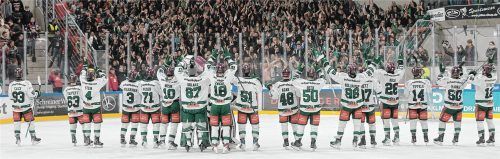 „Derbysieger, Derbysieger, Hey! Hey!“: Die Starbulls Rosenheim bescherten ihren mitgereisten Anhängern ein vorzeitiges Weihnachtspräsent.Foto Georg Gerleigner