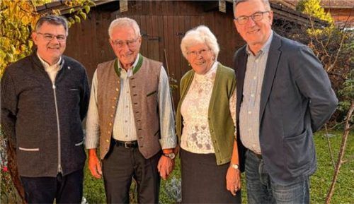 Diakon Günter Schmitzberger (links) und Bürgermeister Georg Huber (rechts) gratulierten Friedhelm und Marlene Dammers zur Diamant-Hochzeit.Foto re