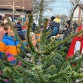 <p>Dicht umringt von Kindern war der Nikolaus, der für alle Mädchen und Buben ein kleines Geschenk mitgebracht hatte.</p>