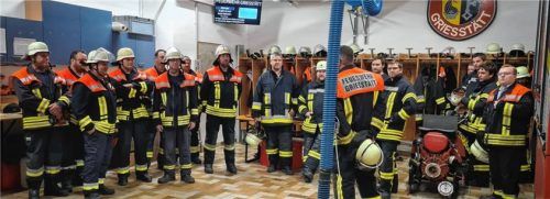 Die Aktiven bei einer Übungsbesprechung.Foto  Rieger