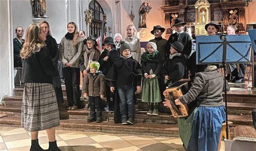 Die Aschauer Trachtenkinder erfreuten mit ihrem Gesang bei der Adventseinkehr in der Pfarrkirche.Foto Kirchner