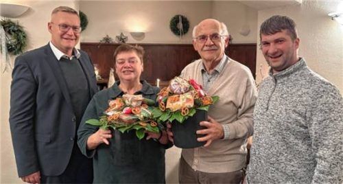 Die ausgeschiedenen Kassenprüfer Marlene Heistinger und Richard Kneißl, die von Bürgermeister Martin Lackner (links) und dem Vorsitzenden Rupert Vorportner (rechts) verabschiedet wurden. Foto Gillitz