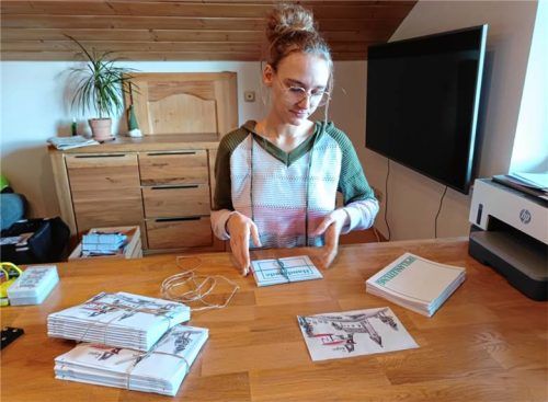 Die Autorin Ena Mies produziert ihre Krimidinner in Handarbeit.