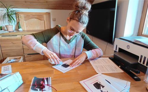Die Autorin Ena Mies produziert ihre Krimidinner in Handarbeit.