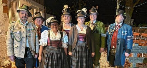 Die Bataillonsführung mit der Siegermannschaft der Gebirgsschützenkompanie Wössen-Achental: (von links) Gauhauptmann Hans Rucker, stellvertretender Gauhauptmann Uwe Hecht, Andrea Schuster, Gabi Haselberger, Brigitte Meier, Bataillonsschriftführer Florian Stadler und Bataillonswaffenmeister Pascal Geiger.Foto re