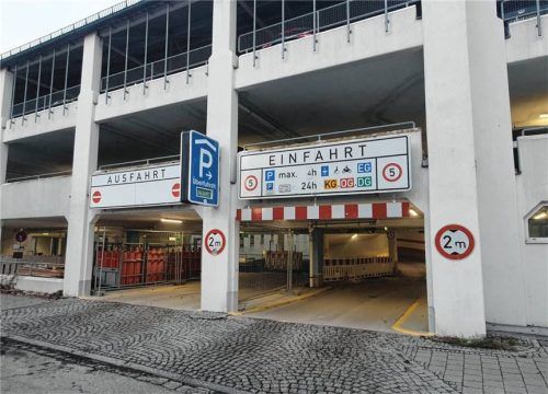 Die Bauarbeiten am Parkhaus in der Überfuhrstraße in der Wasserburger Altstadt sind nicht zu übersehen. Foto Birkhof