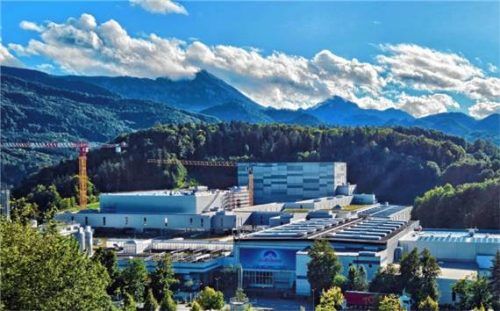 Die beantragte Grundwasserentnahme der Adelholzener Alpenquellen (Foto) wird mehrheitlich vom Gemeinderat Siegsdorf unterstützt. Foto Archiv Krammer