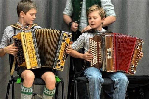 Die beiden jungen Ziachspieler Valentin Eicher (links) und Michael Öttl begeisterten beim Vorspiel im Konzertsaal der Inzeller Musikschule.Foto wegscheider