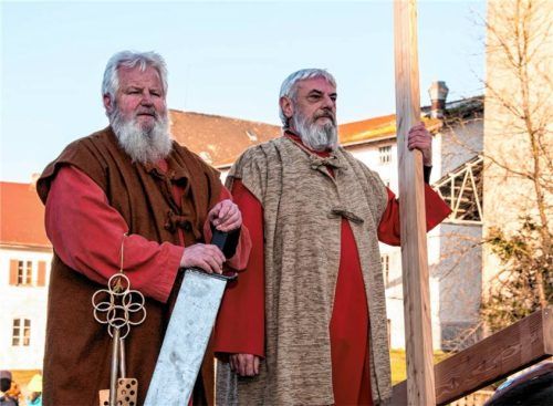 Die beiden Patrone der Erhartinger Pfarrkirche: Petrus (links) und Paulus.