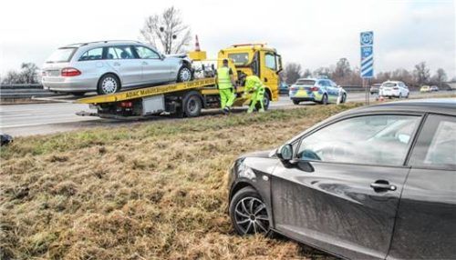 Die beiden Unfallfahrzeuge mussten abgeschleppt werden. Foto Reisner
