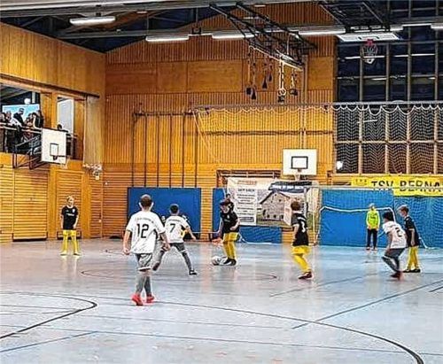 Die Bernauer Sport- und Mehrzweckhalle soll saniert werden. Auf dem Bild ist ein Jugendfußball-Hallenturnier des TSV Bernau zu sehen. Foto re