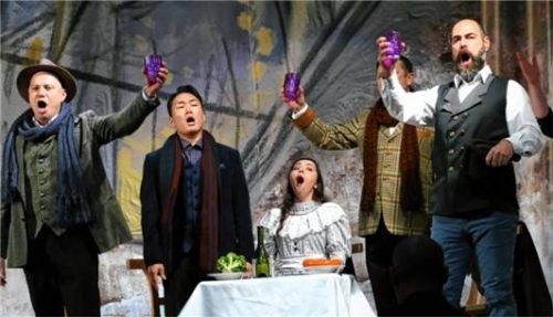 Die Bohèmiens feiern Weihnachten in Puccinis „La Bohème“.Foto janka