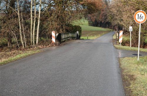 Die Brücke über die Isen kann nicht mehr saniert werden, das ergab die Untersuchung des Ingenieurbüros Fritsch. Sie muss in den kommenden Jahren erneuert werden. Foto  Sutherland