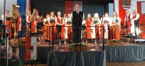 Die Buchbacher Blasmusik mit Dirigent Martin Lamprecht gaben ein großartiges Jubiläumskonzert. Foto sutherland